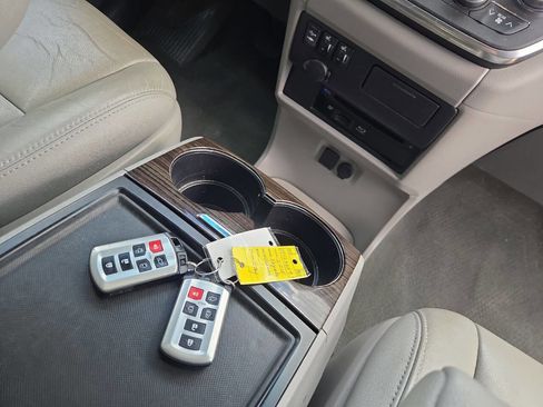 Used 2015 Toyota Sienna XLE Premium image 28