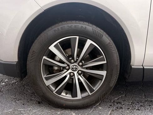 Used 2021 Toyota Venza LE AWD/4WD image 8