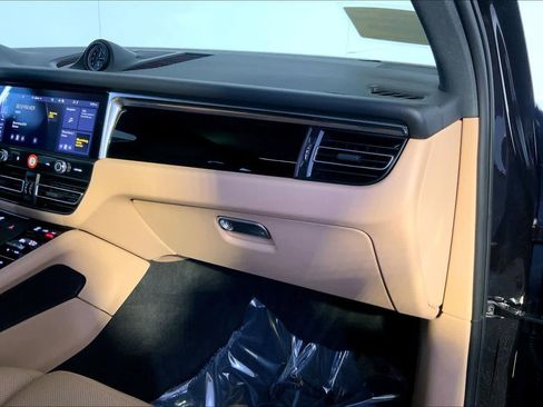 Used 2025 Porsche Macan image 22