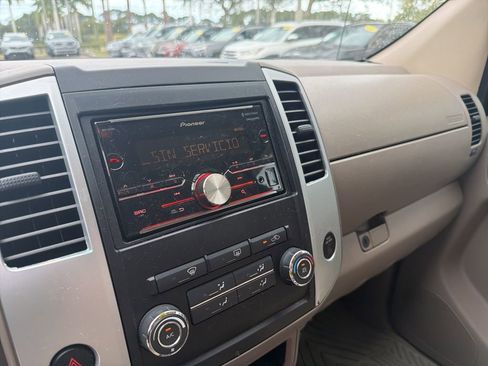 Used 2010 Nissan Frontier SE image 12