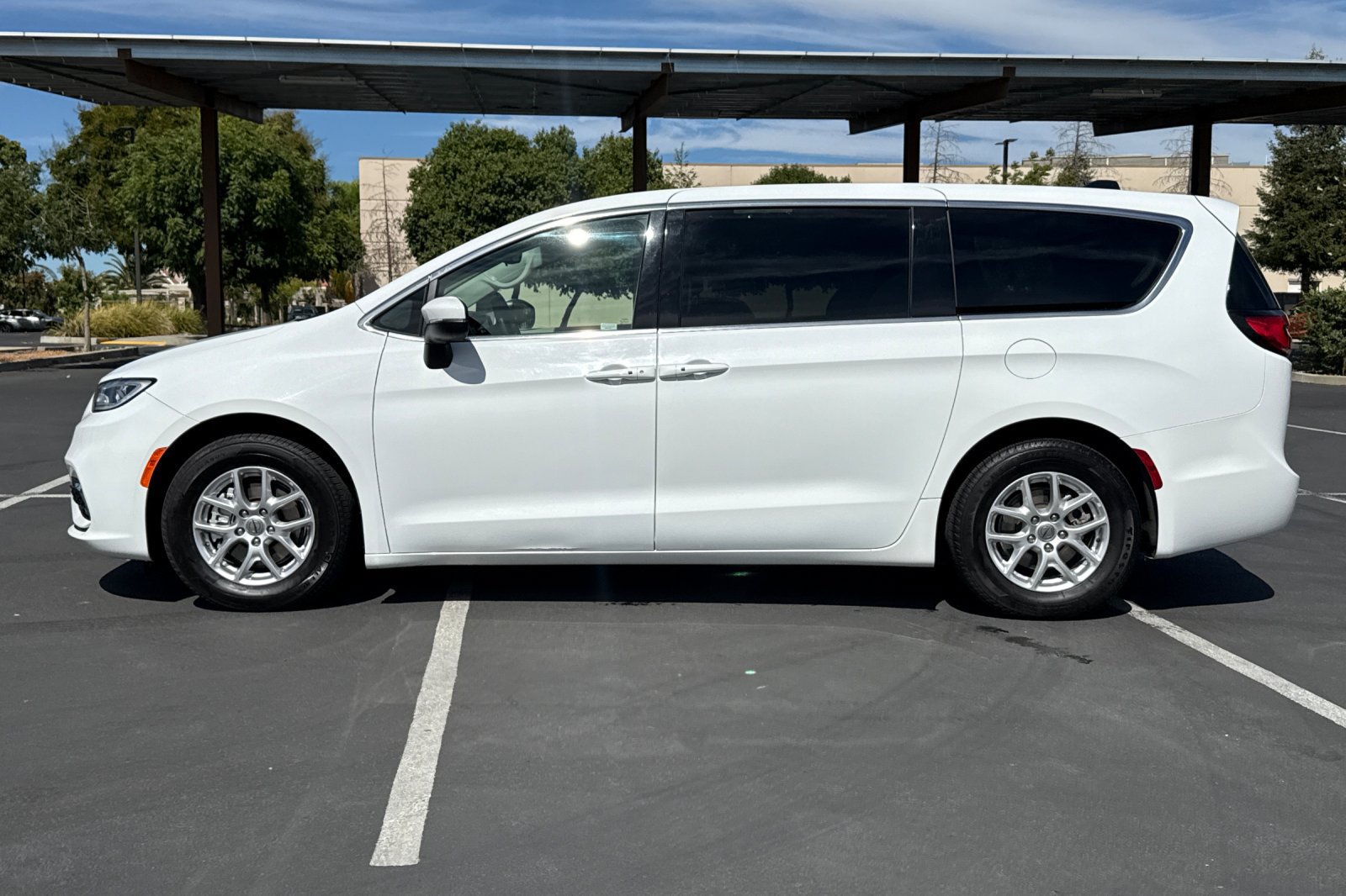 Used 2023 Chrysler Pacifica Touring-L FWD image 14