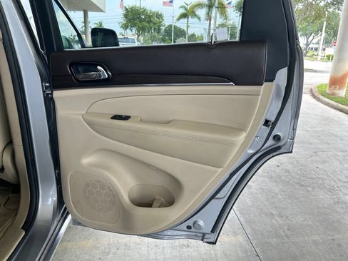 Used 2019 Jeep Grand Cherokee Overland RWD image 34