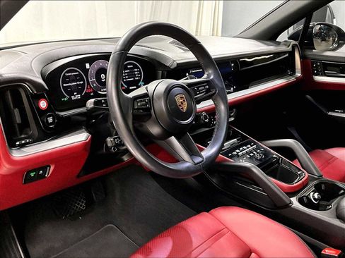 Used 2024 Porsche Cayenne image 7
