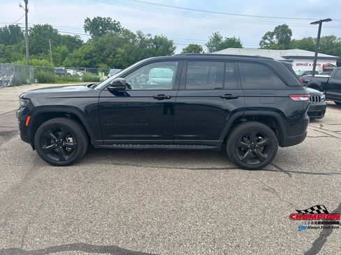 Used 2024 Jeep Grand Cherokee Limited w/ Luxury Tech Group II AWD/4WD image 2