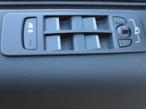 Used 2025 Land Rover Discovery Sport S image 31