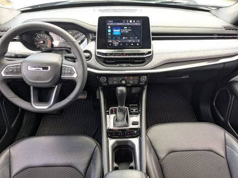 Used 2025 Jeep Compass Latitude w/ Convenience Group AWD/4WD image 16