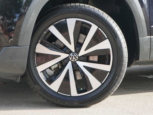 Used 2022 Volkswagen Taos SE FWD image 2
