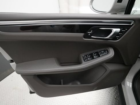 Certified 2023 Porsche Macan AWD/4WD image 11