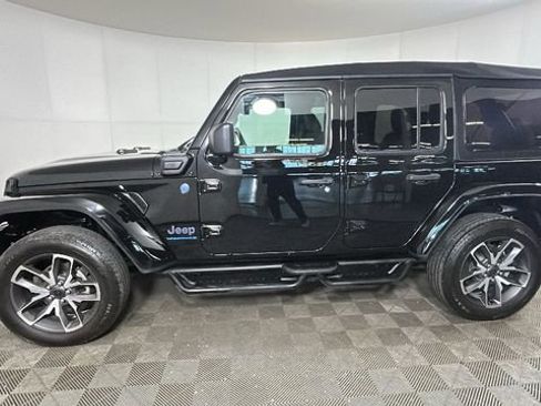 Used 2024 Jeep Wrangler Unlimited w/ Convenience Group AWD/4WD image 6