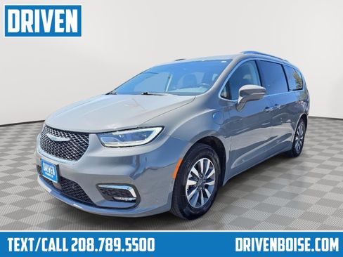 Used 2021 Chrysler Pacifica Touring-L FWD image 1