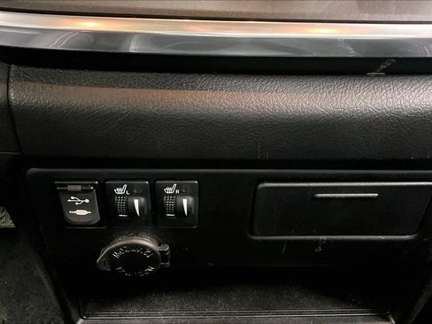 Used 2017 Toyota Sienna SE image 36