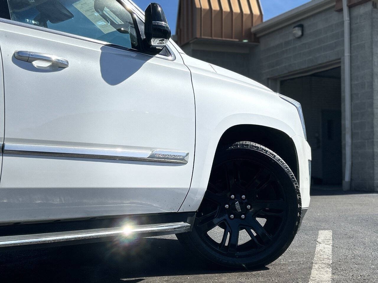 Used 2017 Cadillac Escalade ESV Luxury AWD/4WD image 3