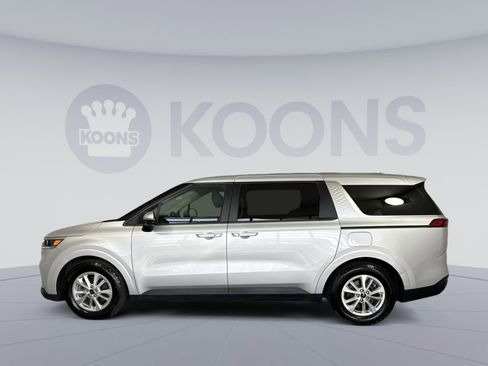 Used 2023 Kia Carnival LX image 2