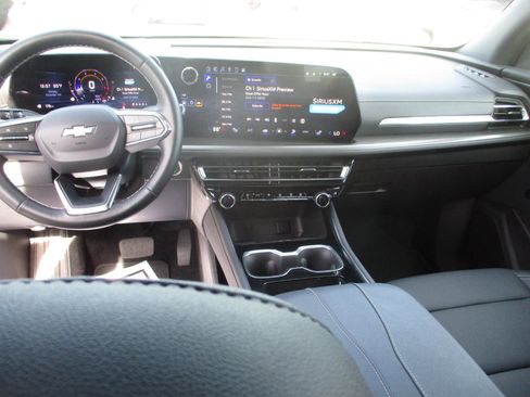 Used 2025 Chevrolet Traverse LT image 13