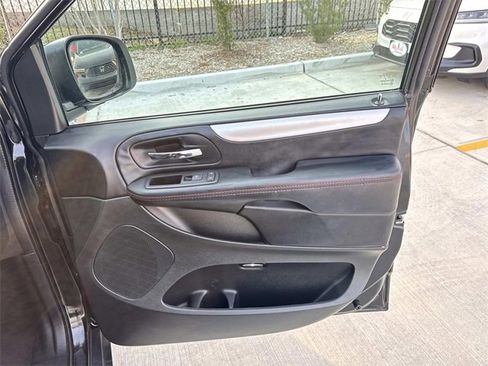 Used 2016 Dodge Grand Caravan R/T image 13