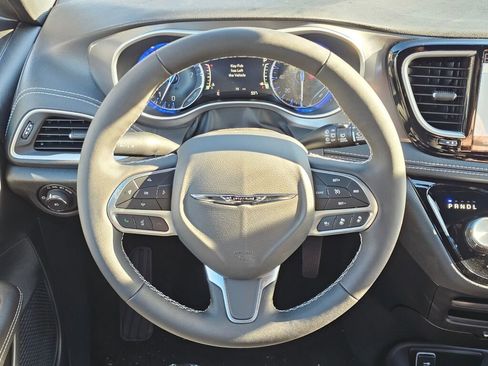 New 2026 Chrysler Pacifica Select image 15