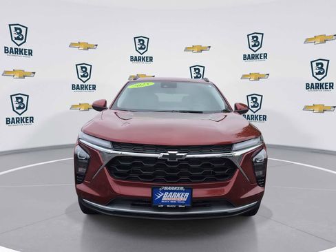 Used 2025 Chevrolet Trax LT w/ Driver Confidence Package FWD image 3