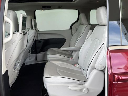Used 2021 Chrysler Pacifica Limited w/ Uconnect Theater Family Group FWD image 23
