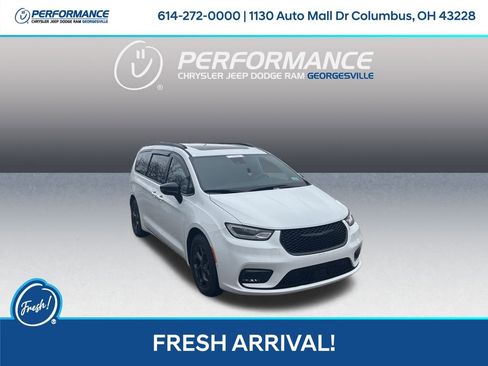 Used 2024 Chrysler Pacifica Premium image 1