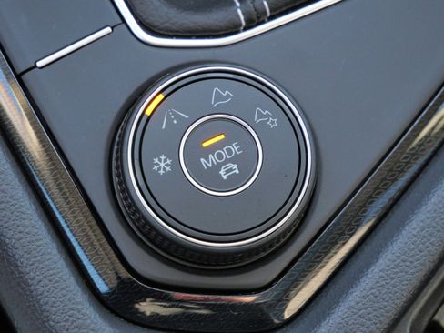 Certified 2025 Volkswagen Taos SE image 28