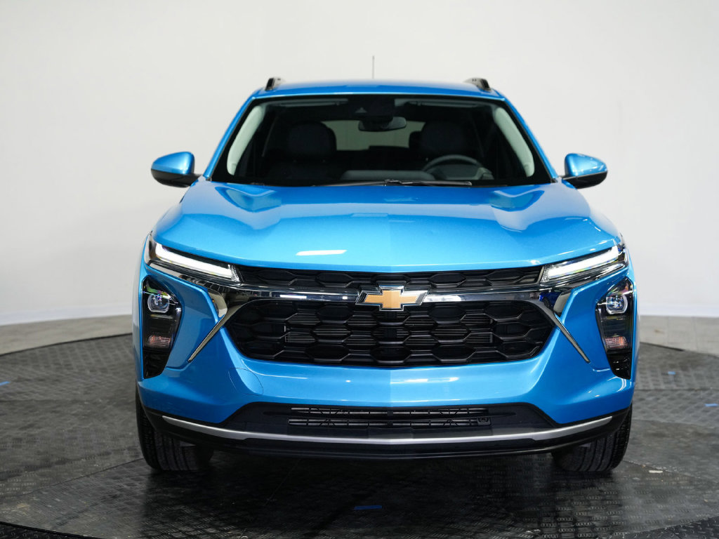 Used 2025 Chevrolet Trax LT w/ Driver Confidence Package FWD image 2