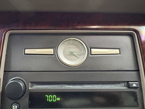 Used 2003 Lincoln Town Car Signature image 14