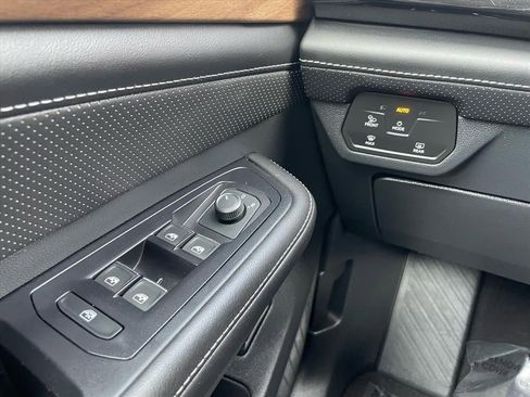 Certified 2025 Volkswagen Atlas SE image 16