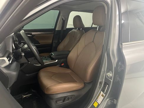 Used 2025 Toyota Highlander Limited AWD/4WD image 17