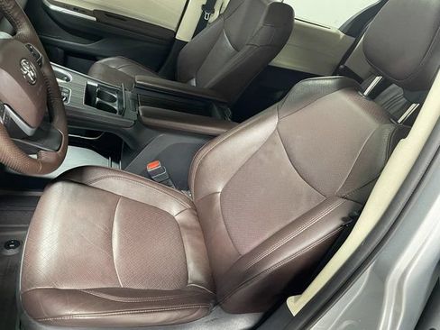 Used 2021 Toyota Sienna Platinum AWD/4WD image 12