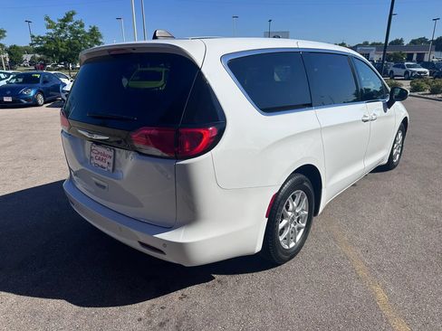 Used 2023 Chrysler Voyager LX FWD image 5