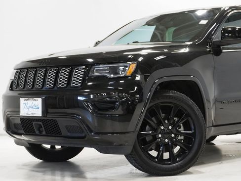 Used 2021 Jeep Grand Cherokee Laredo X image 2