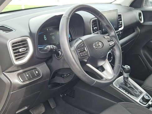 Used 2025 Hyundai Venue SEL FWD image 13