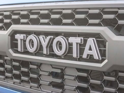 Used 2017 Toyota Tacoma TRD Sport w/ Tow Package image 11