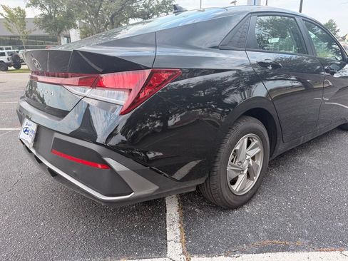Used 2026 Hyundai Elantra SE FWD image 4