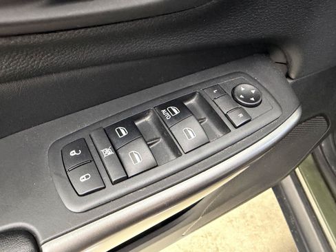 Used 2019 Jeep Cherokee Latitude w/ Cold Weather Group AWD/4WD image 19