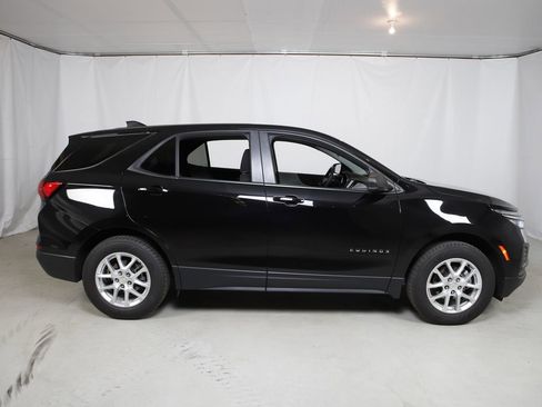 Used 2024 Chevrolet Equinox LS AWD/4WD image 2