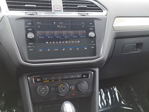 Used 2021 Volkswagen Tiguan SE image 19