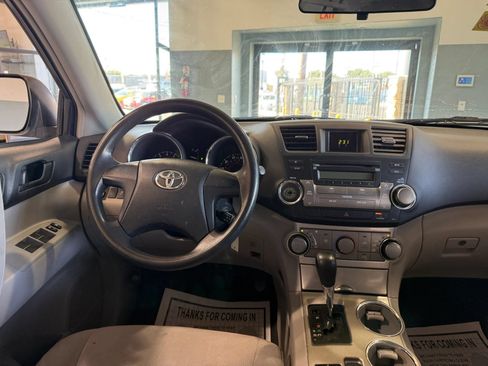 Used 2012 Toyota Highlander FWD image 13