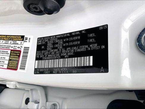 Used 2025 Toyota Highlander XLE AWD/4WD image 36