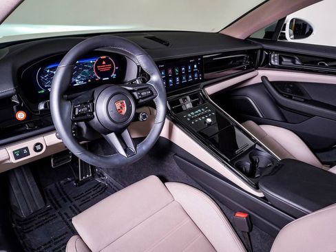 Certified 2025 Porsche Panamera 4 image 4