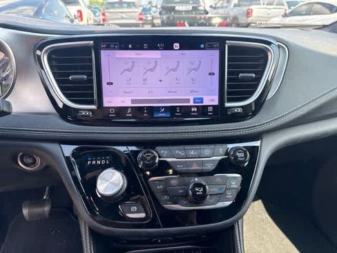 Used 2022 Chrysler Pacifica Limited w/ Uconnect Theater Family Group AWD/4WD image 13