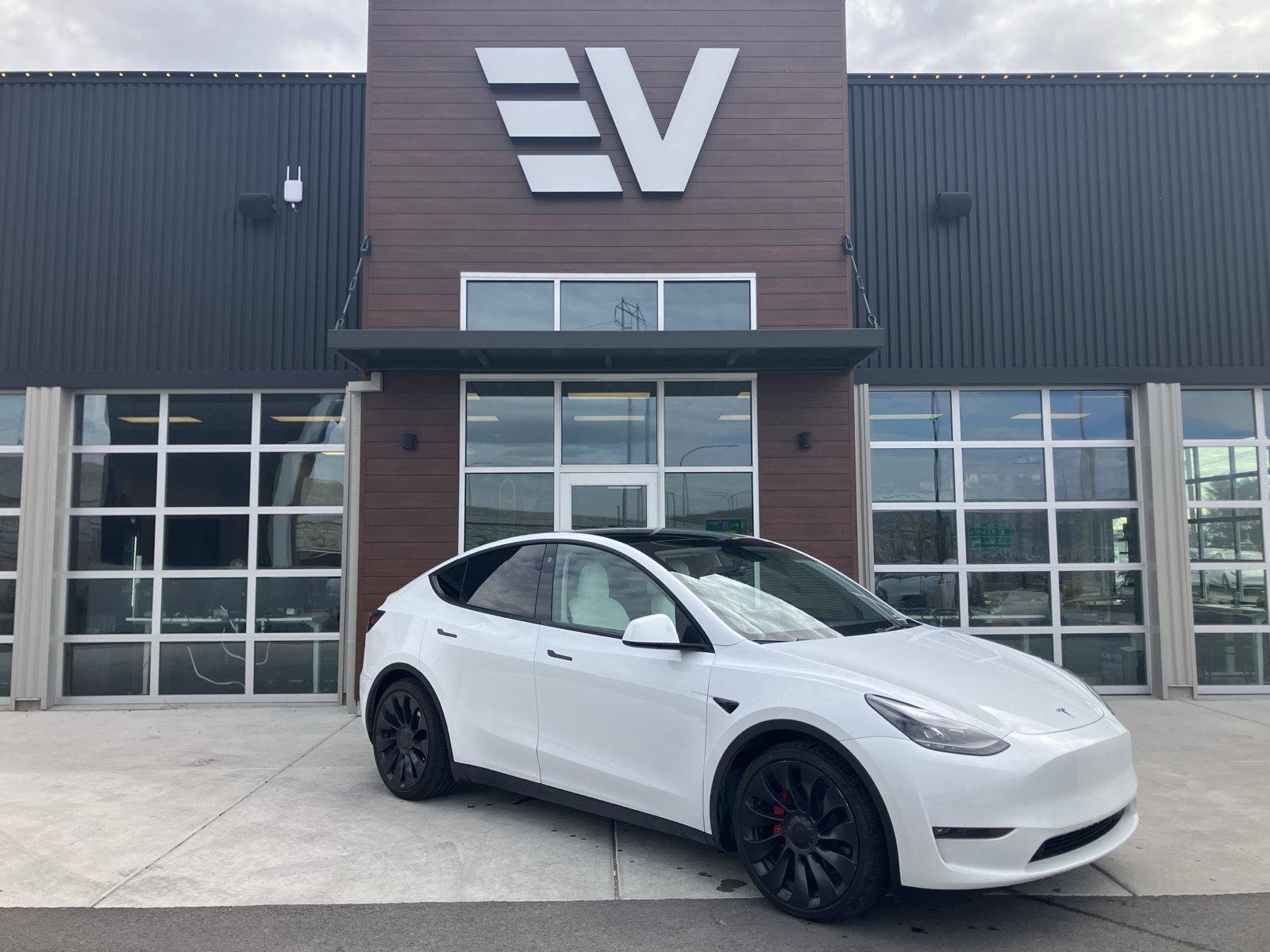 Used 2023 Tesla Model Y Performance AWD/4WD image 1