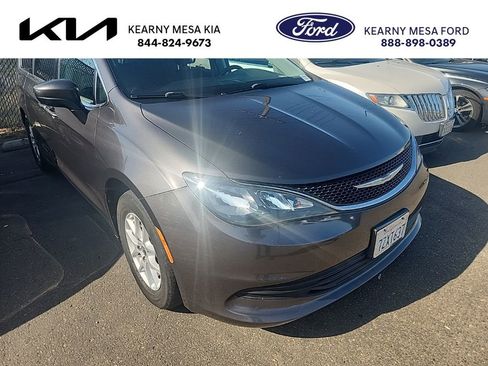 Used 2017 Chrysler Pacifica Touring image 1