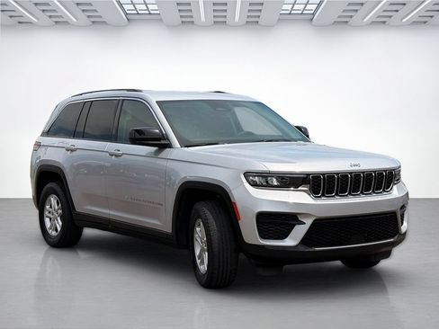 Used 2024 Jeep Grand Cherokee Laredo RWD image 4