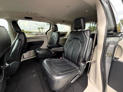 Used 2020 Chrysler Voyager Lxi image 10