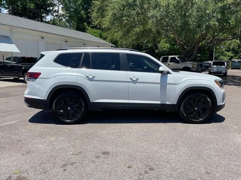 Used 2026 Volkswagen Atlas SE w/ Black Wheel Package FWD image 2