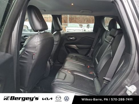 Used 2019 Jeep Cherokee Latitude Plus image 12