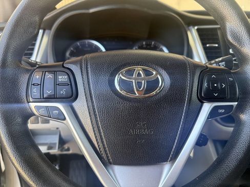 Used 2015 Toyota Highlander LE FWD image 8