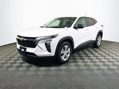 Used 2025 Chevrolet Trax LS FWD image 4