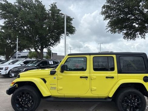 Used 2023 Jeep Wrangler Unlimited Sahara w/ Cold Weather Group AWD/4WD image 8